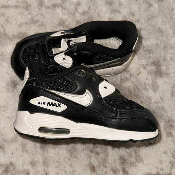 Size 6c Nikes. - Picture 2 of 3